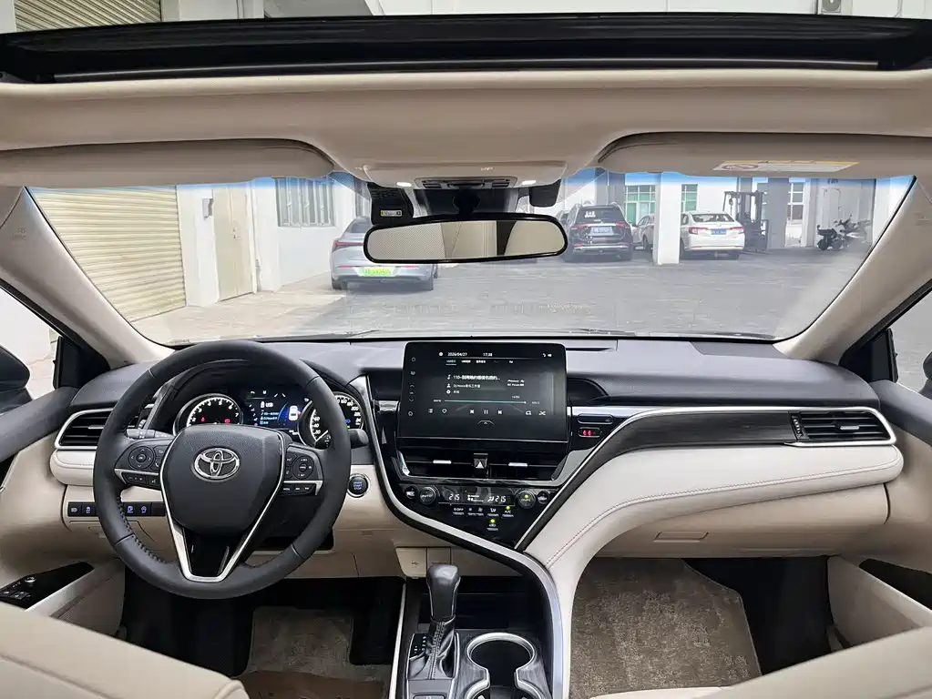 Toyota Camry 2023 — фото 13
