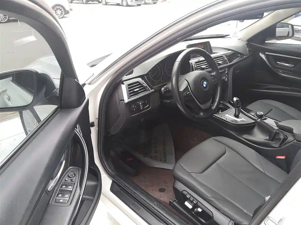 BMW 3 Series 2017 — фото 16