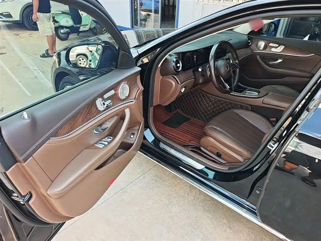 Mercedes-Benz E-Class 2023 — фото 16
