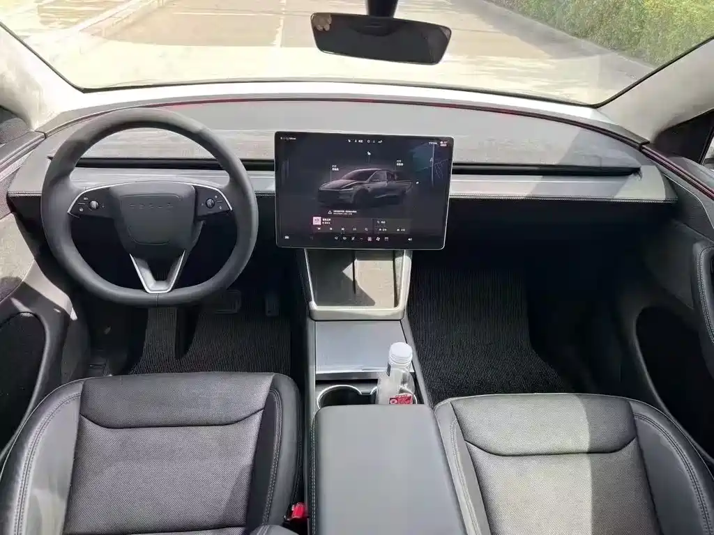Tesla Model Y 2025 — фото 5