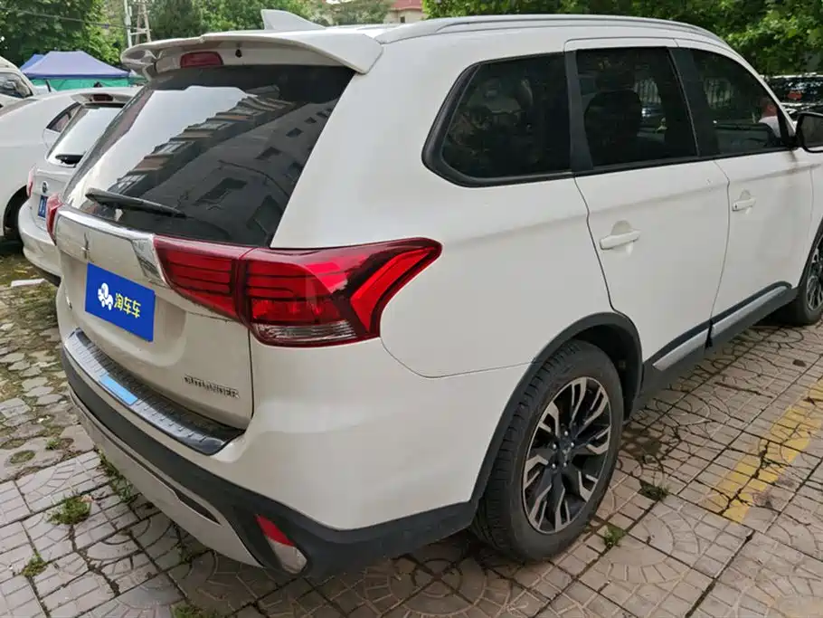 Mitsubishi Outlander 2019 — фото 3