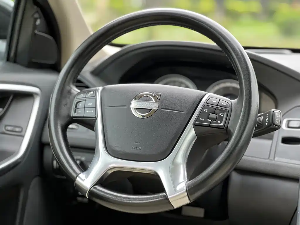 Volvo XC60 2012 — фото 28
