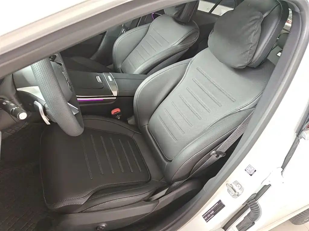 Mercedes-Benz C-Class 2025 — фото 15