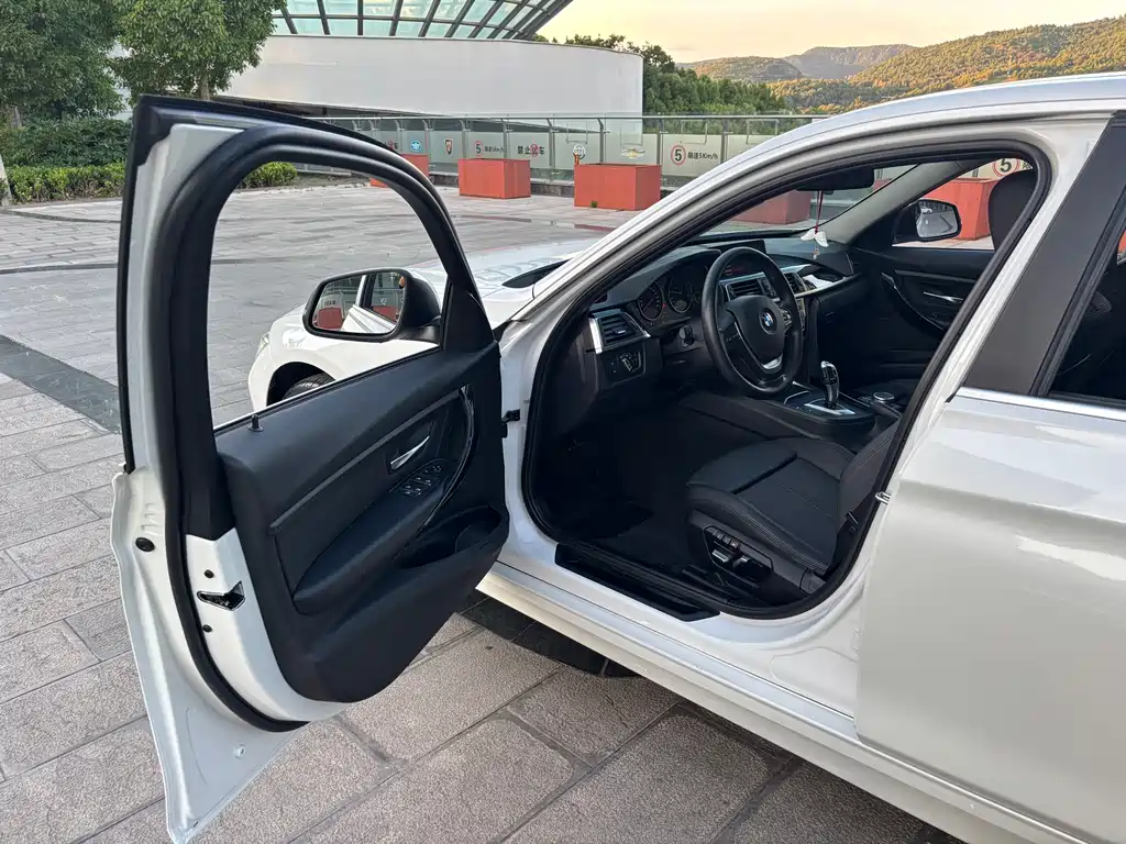 BMW 3 Series 2019 — фото 10