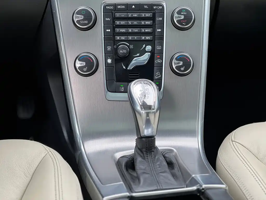 Volvo XC60 2012 — фото 26