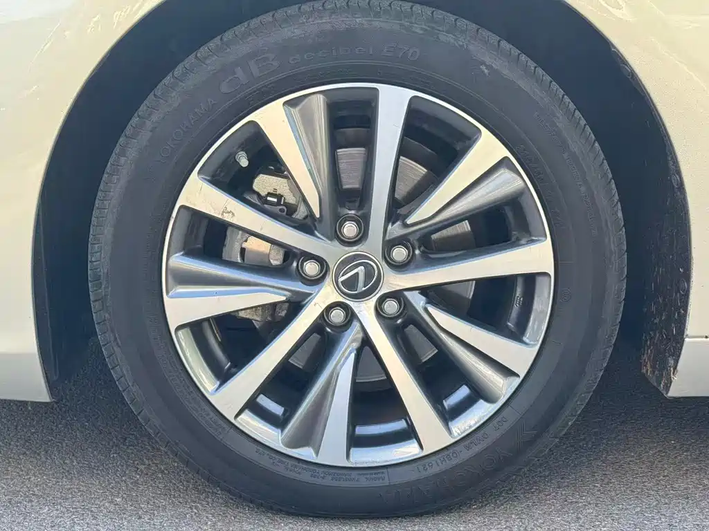 Lexus ES 2019 — фото 18