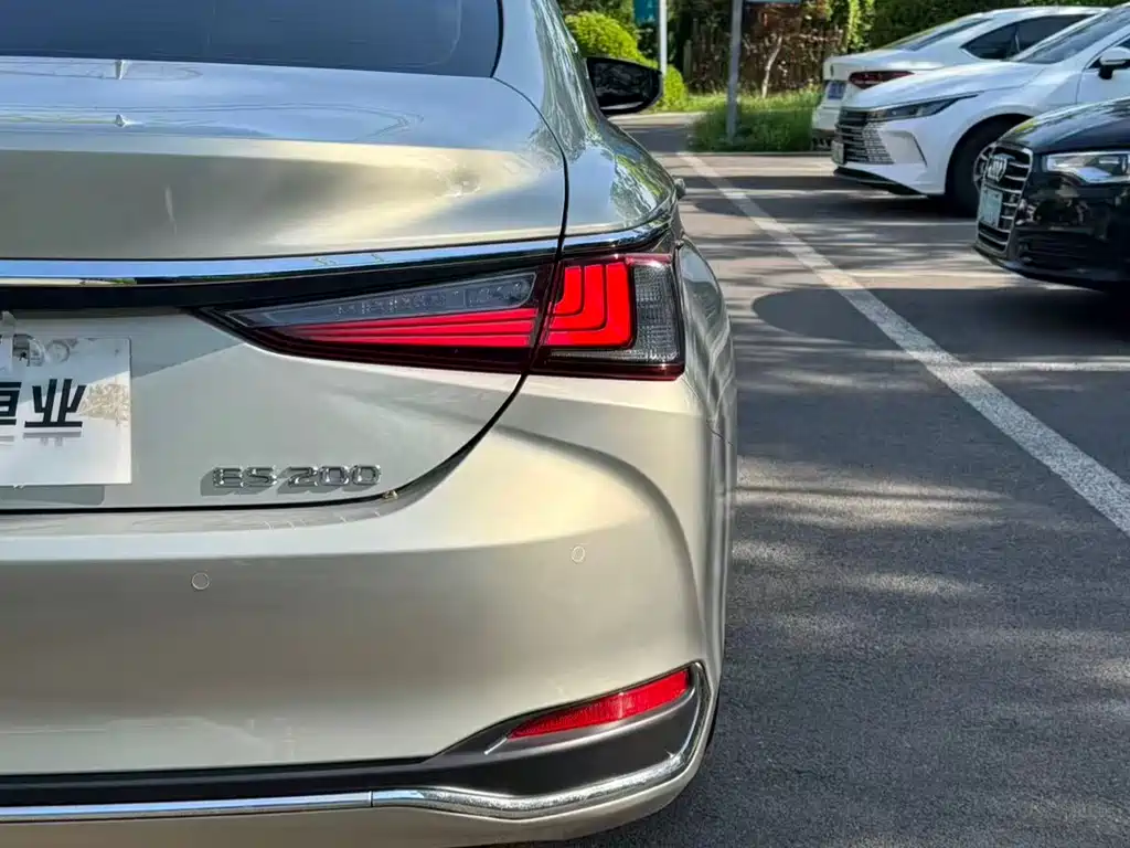 Lexus ES 2019 — фото 15
