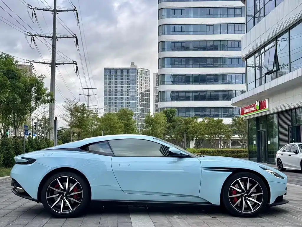 Aston Martin DB11 2018 — фото 9