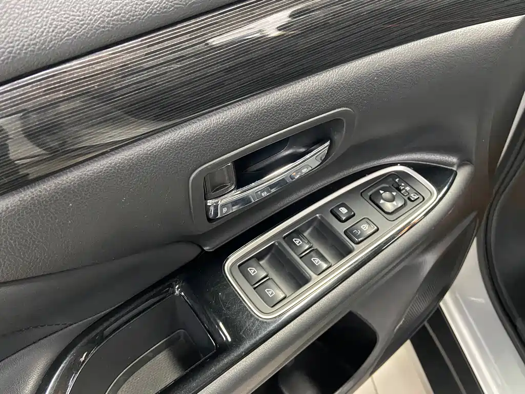 Mitsubishi Outlander 2020 — фото 13