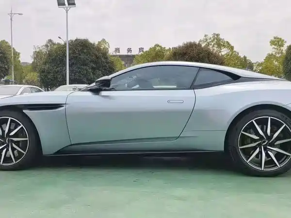 Aston Martin DB11 2019