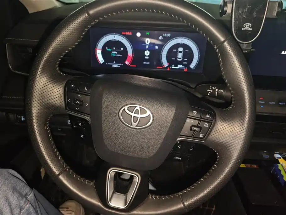 Toyota Camry 2024 — фото 15