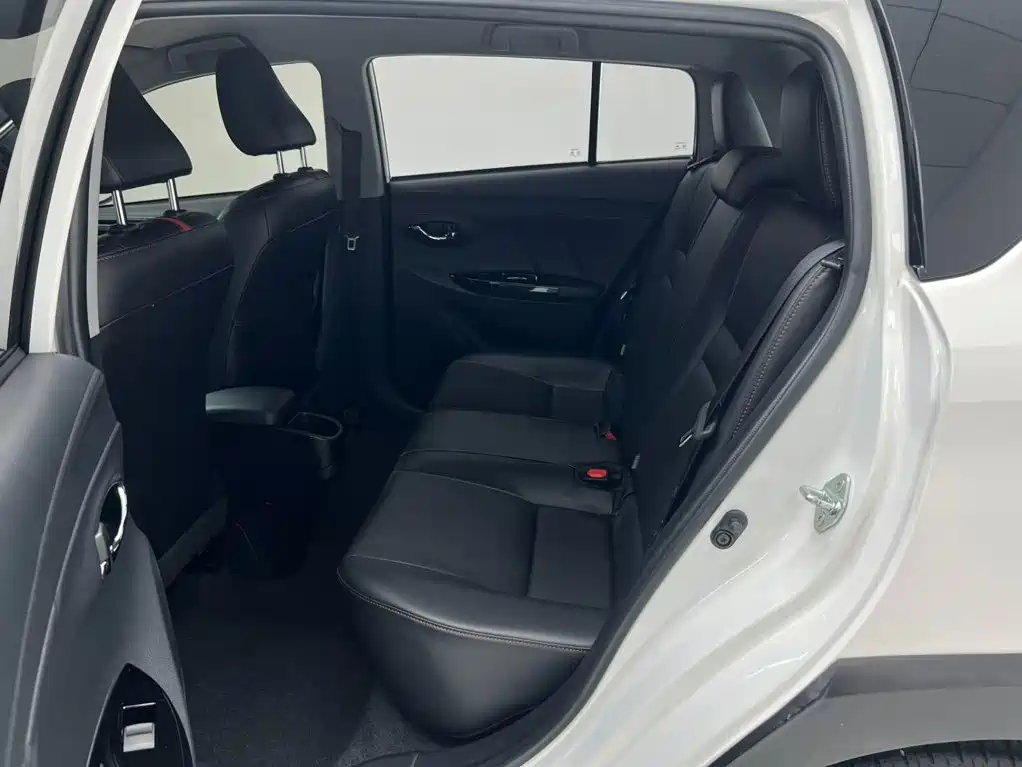 Toyota Yaris L 2023 — фото 16
