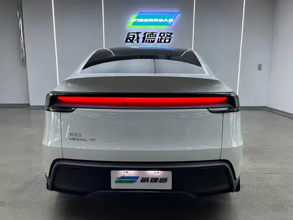 Tesla Model Y 2025