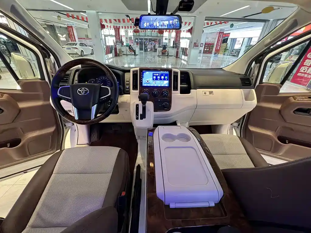 Toyota Hiace 2021 — фото 17