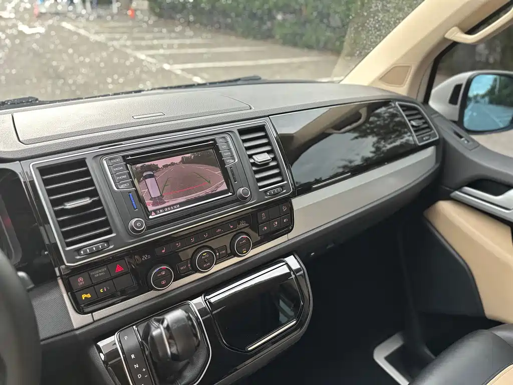 Volkswagen Multivan 2017 — фото 27