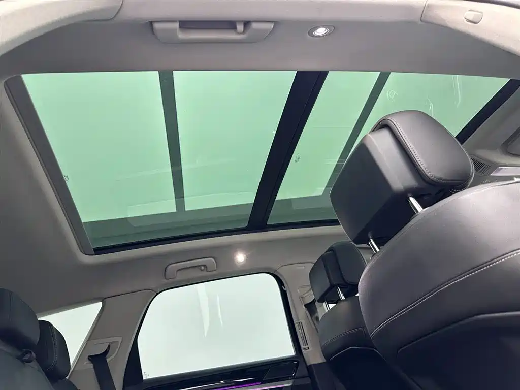 Volkswagen Touareg New Energy 2021 — фото 21