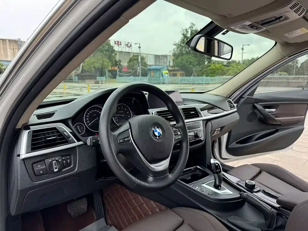BMW 3 Series 2018 — фото 11