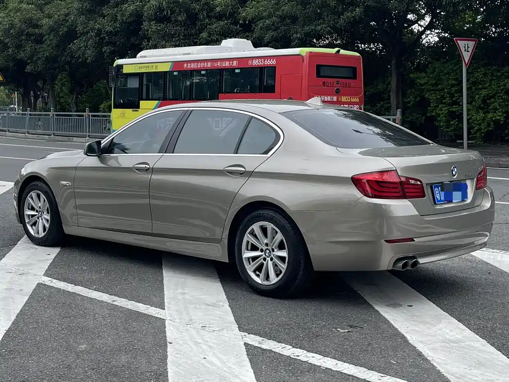 BMW 5 Series 2011 — фото 10