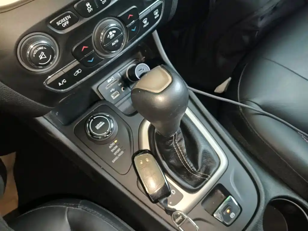 Jeep Cherokee 2016 — фото 14