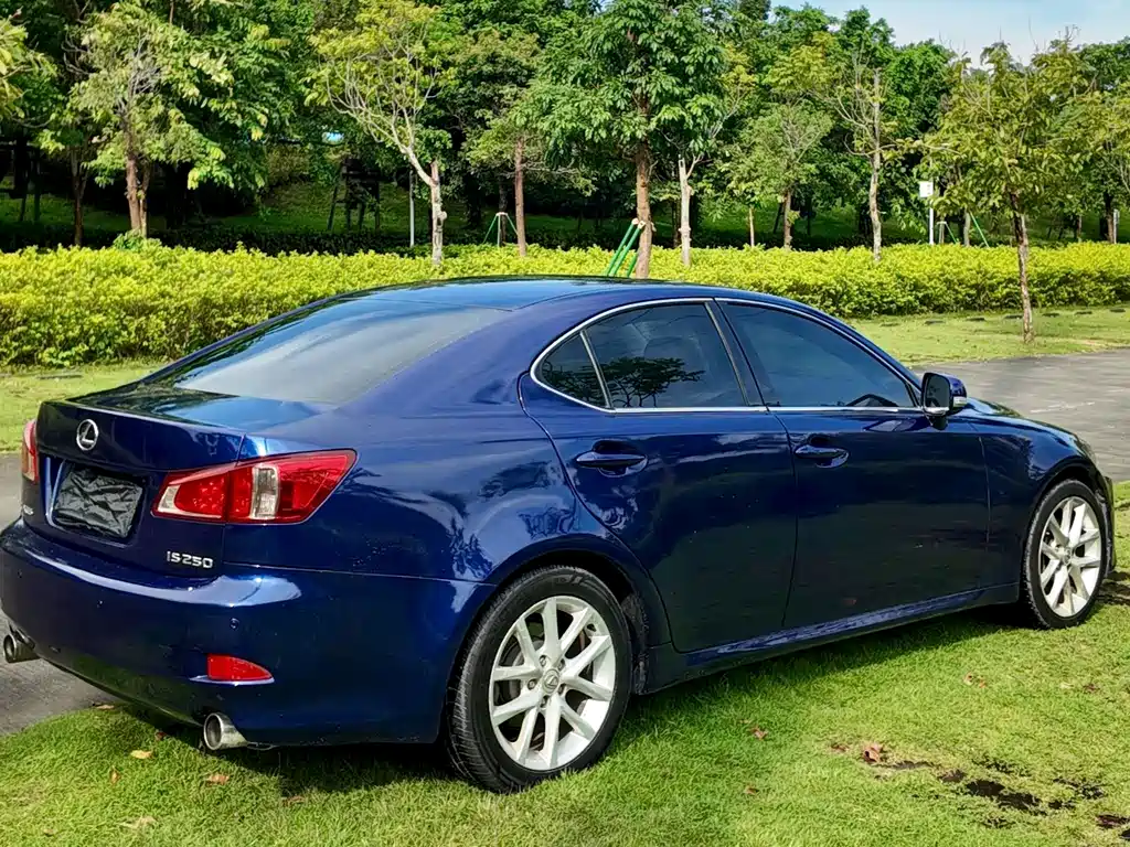 Lexus IS 2010 — фото 24