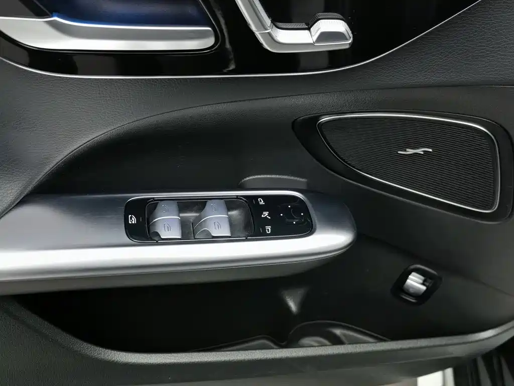 Mercedes-Benz C-Class 2023 — фото 9