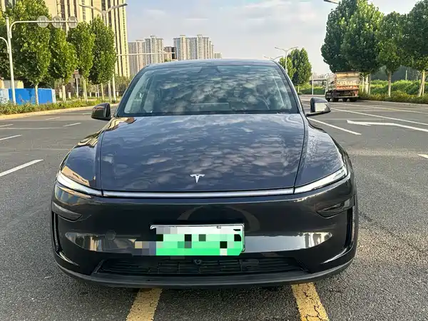 Tesla Model Y 2025