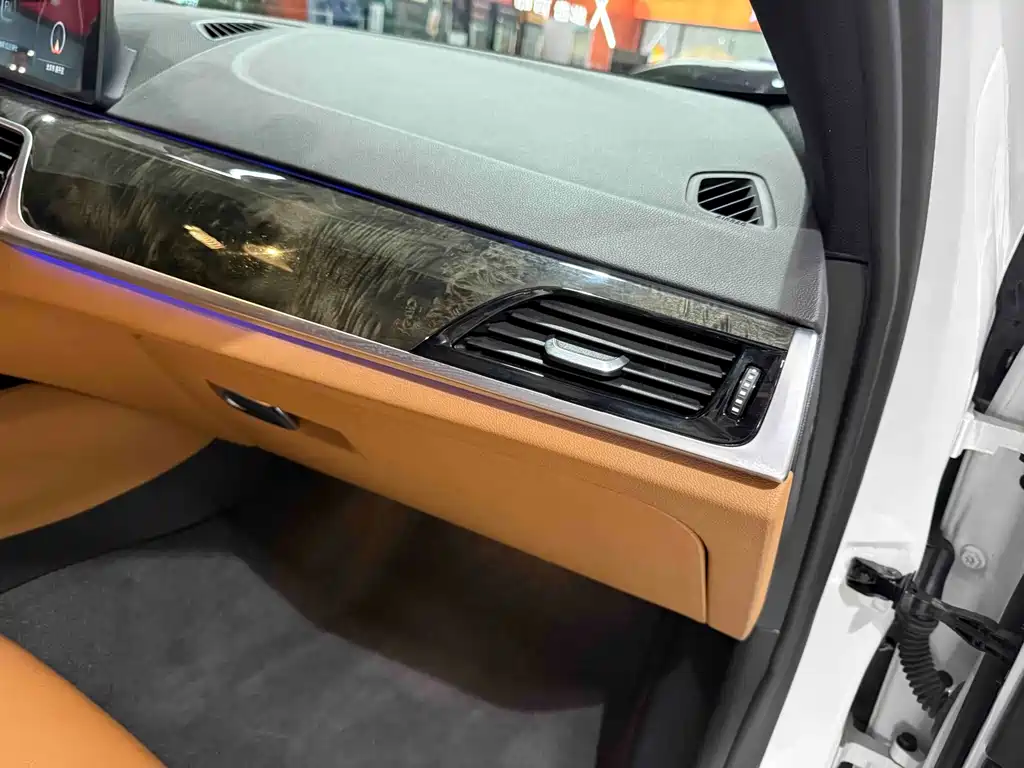 BMW 5 Series 2018 — фото 27