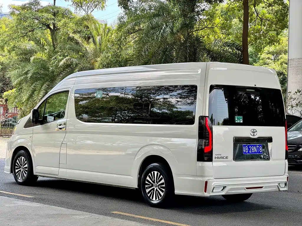 Toyota Hiace 2022 — фото 17