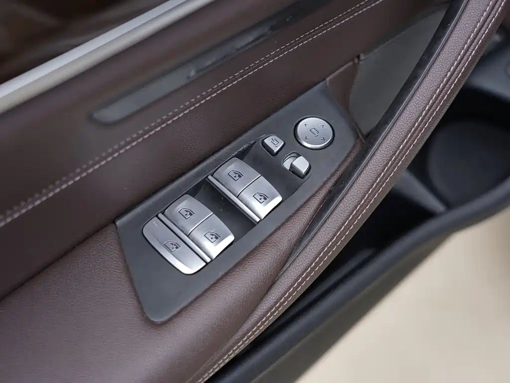 BMW 5 Series 2020 — фото 16