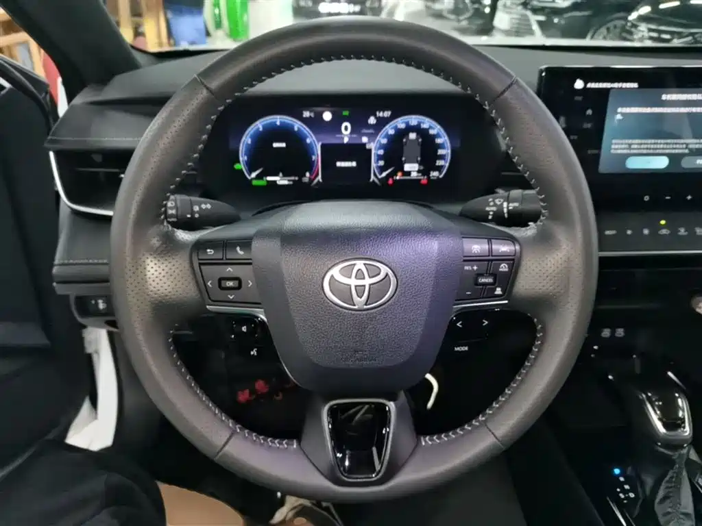 Toyota Camry 2024 — фото 11