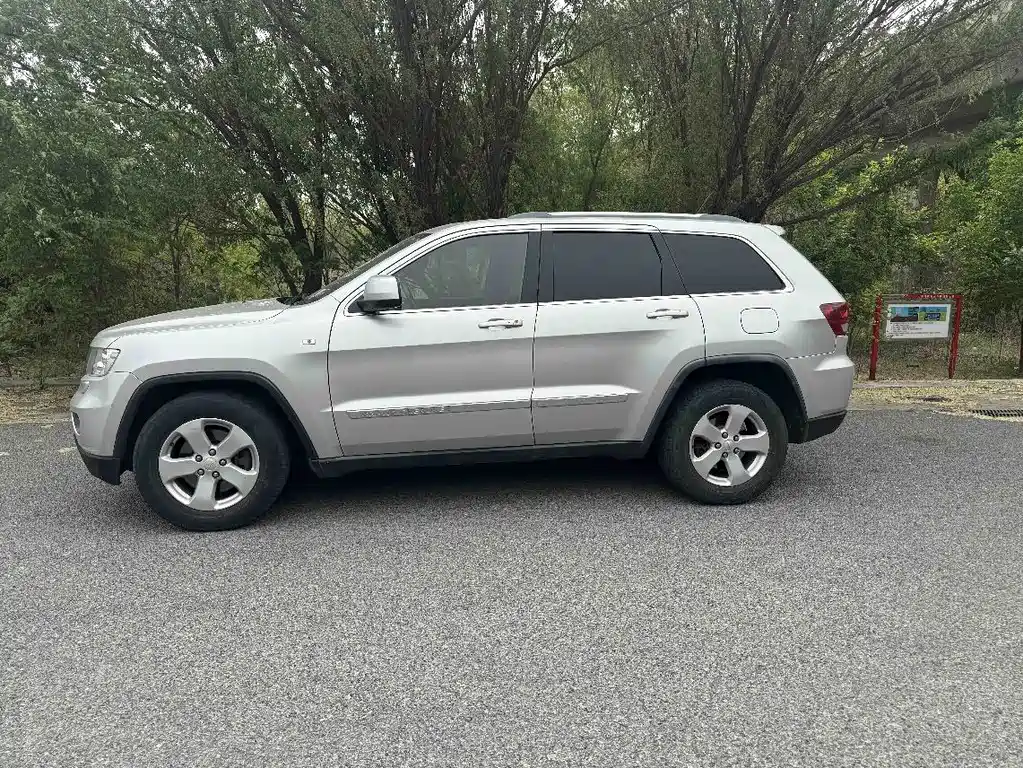 Jeep Grand Cherokee 2011 — фото 11