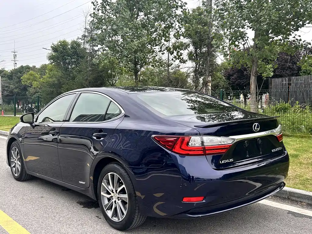 Lexus ES 2017 — фото 15