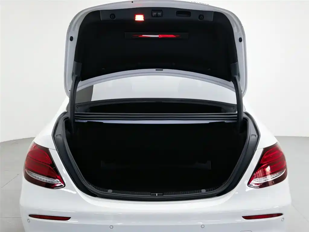 Mercedes-Benz E-Class 2019 — фото 16