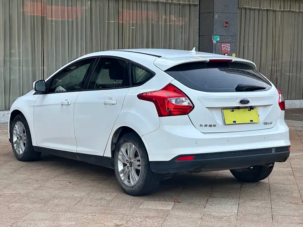 Ford Focus 2015 — фото 10