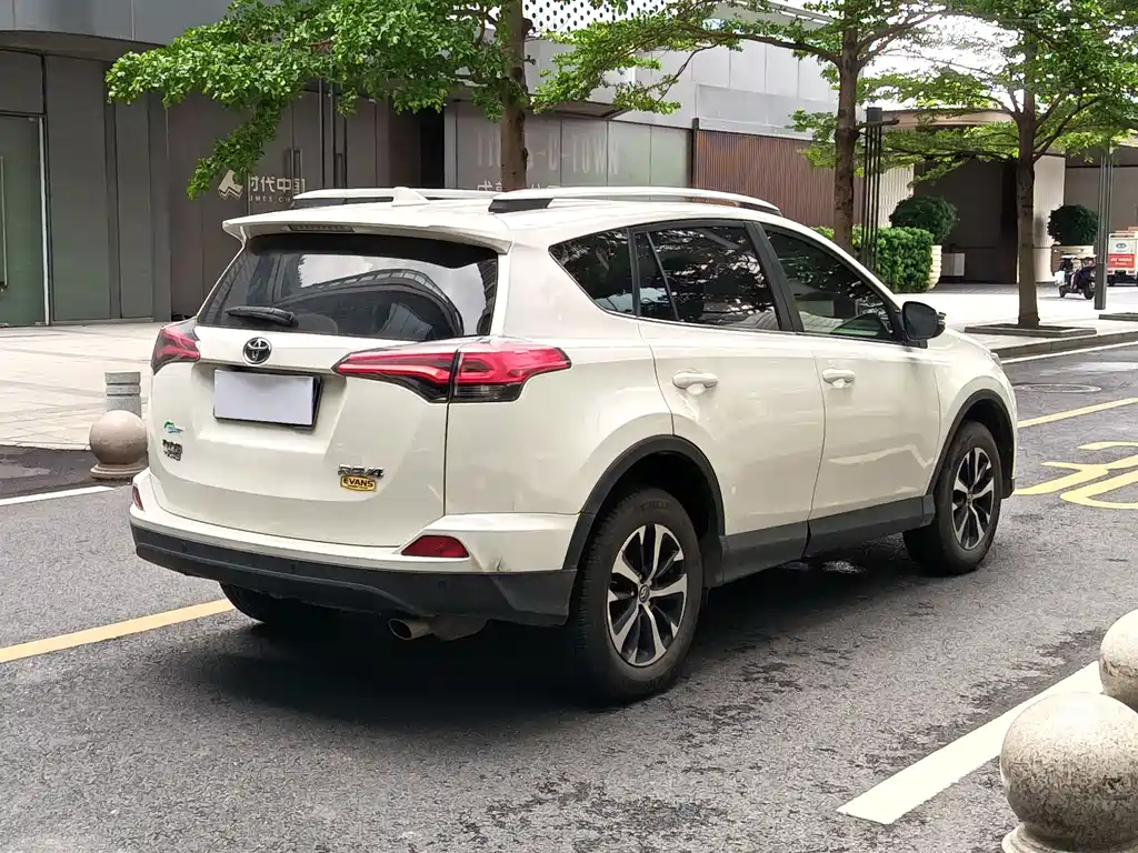 Toyota RAV4 2017 — фото 4