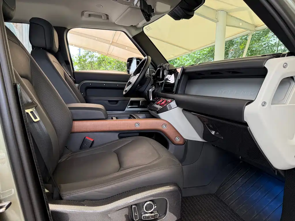 Land Rover Defender 2023 — фото 12