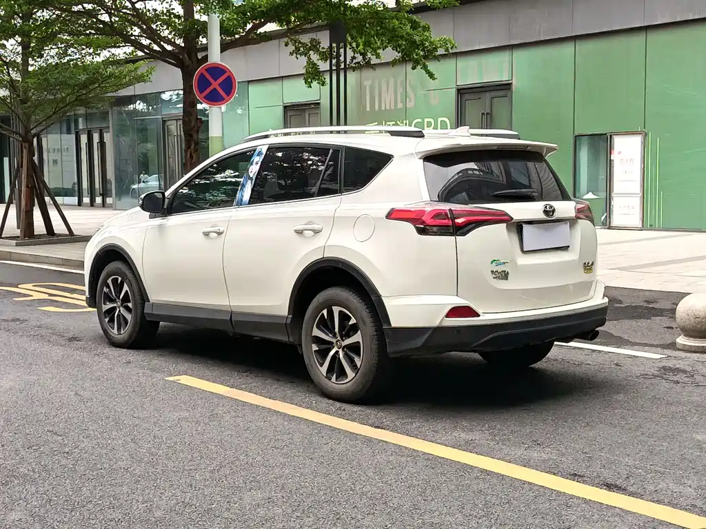 Toyota RAV4 2017 — фото 6