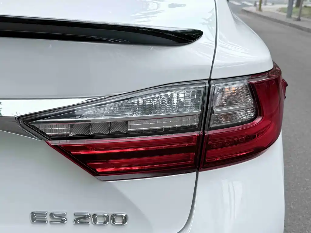 Lexus ES 2017 — фото 15