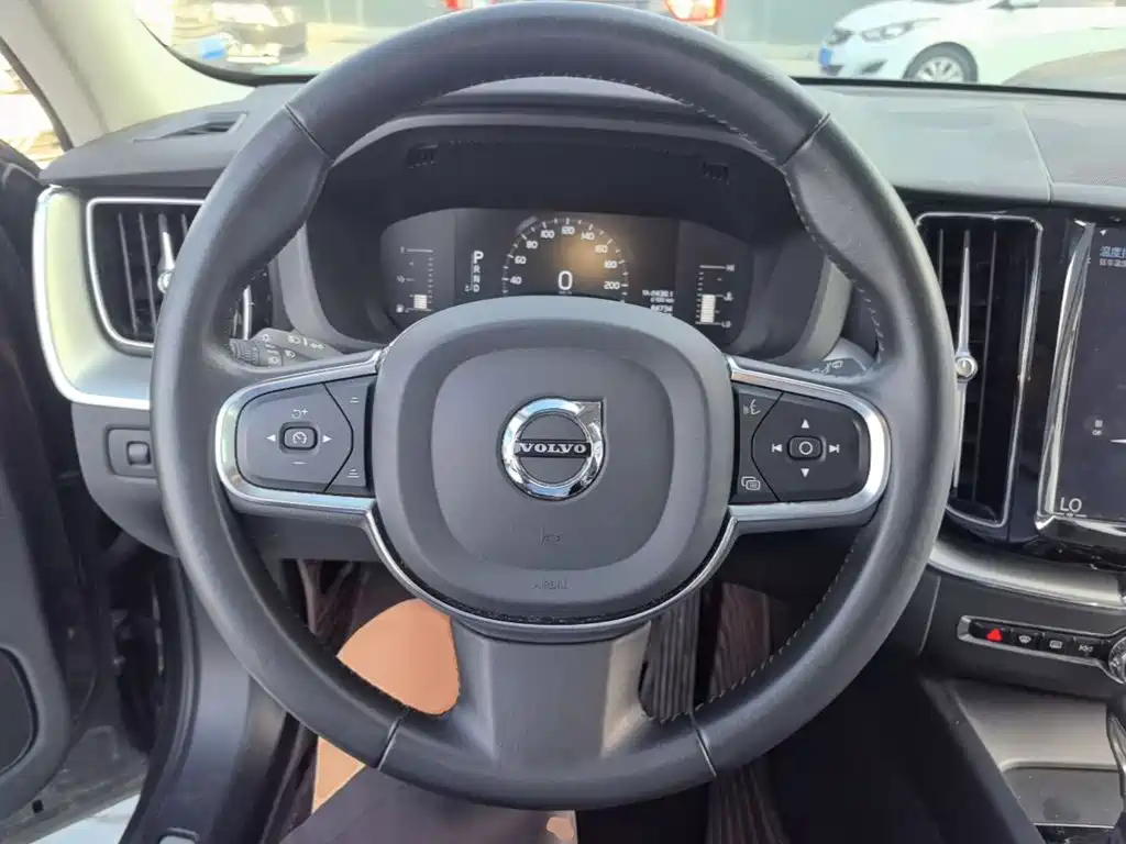 Volvo XC60 2019 — фото 11