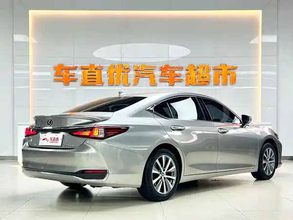Lexus ES 2020