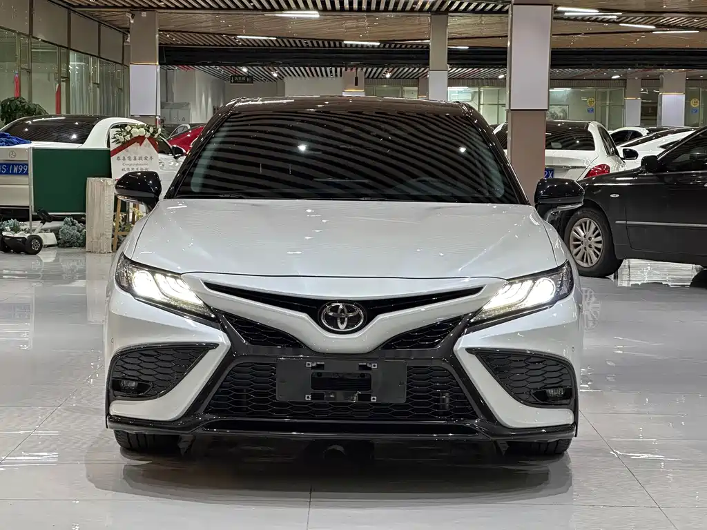 Toyota Camry 2023 — фото 2