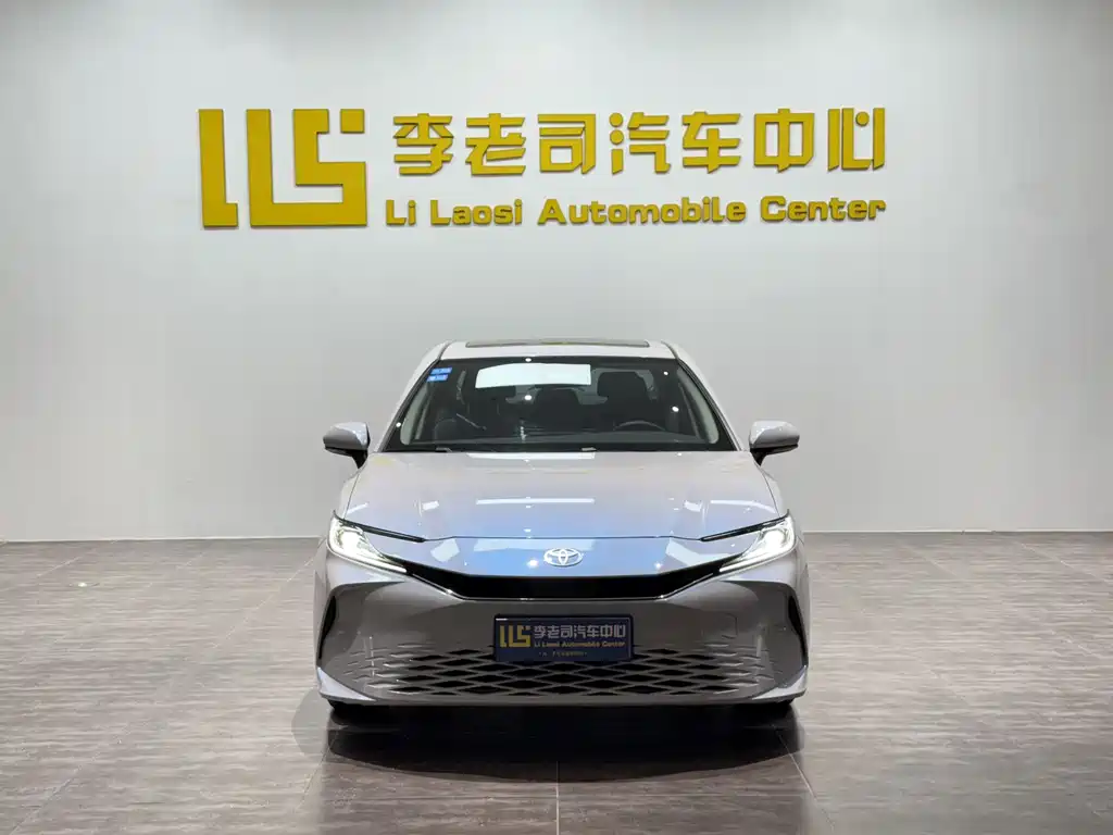 Toyota Camry 2025 — фото 3
