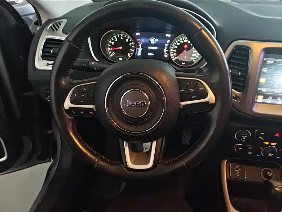 Jeep Compass 2017 — фото 15