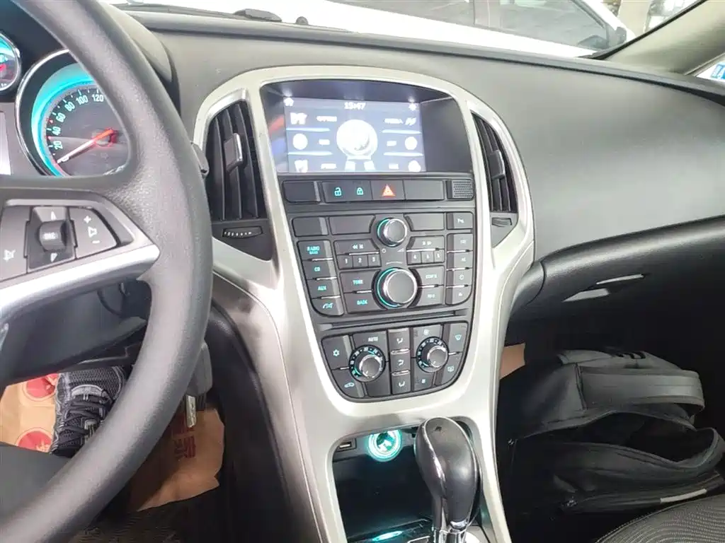 Buick Excelle 2015 — фото 13
