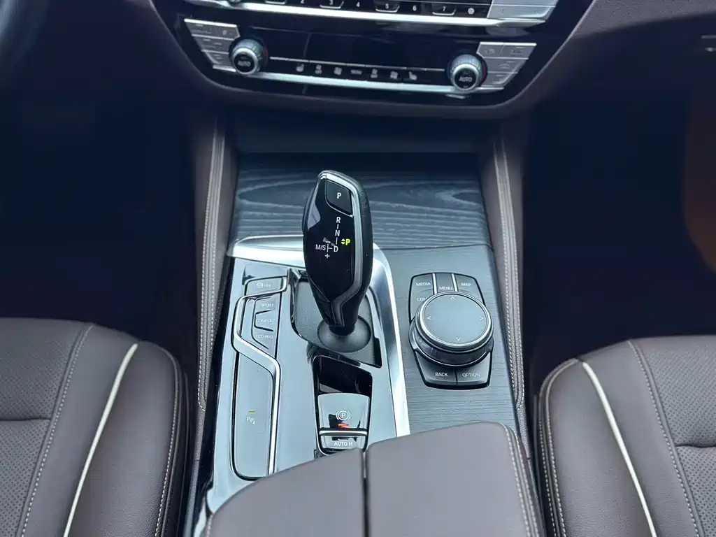 BMW 5 Series 2023 — фото 10
