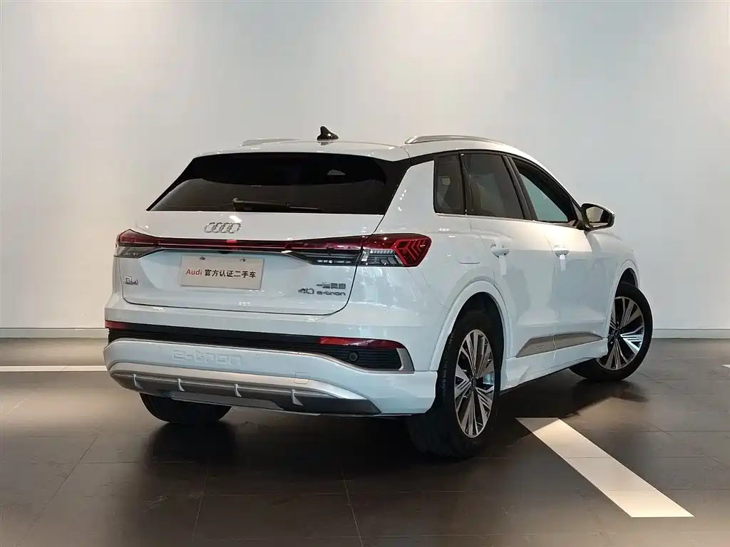 Audi Q4 e-tron 2023 — фото 4