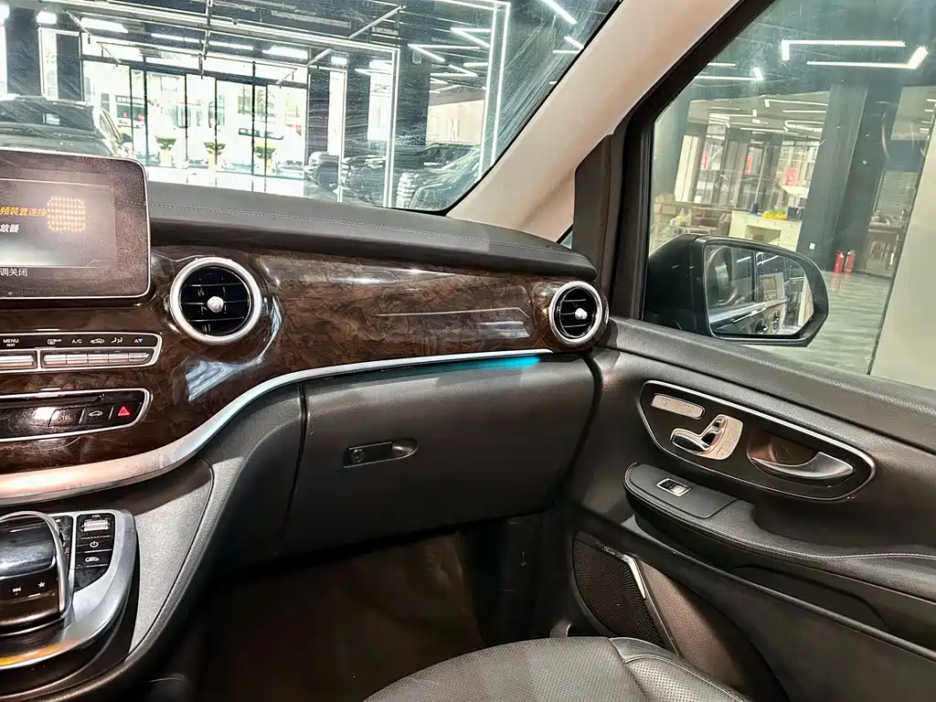 Mercedes-Benz V-Class 2019 — фото 24