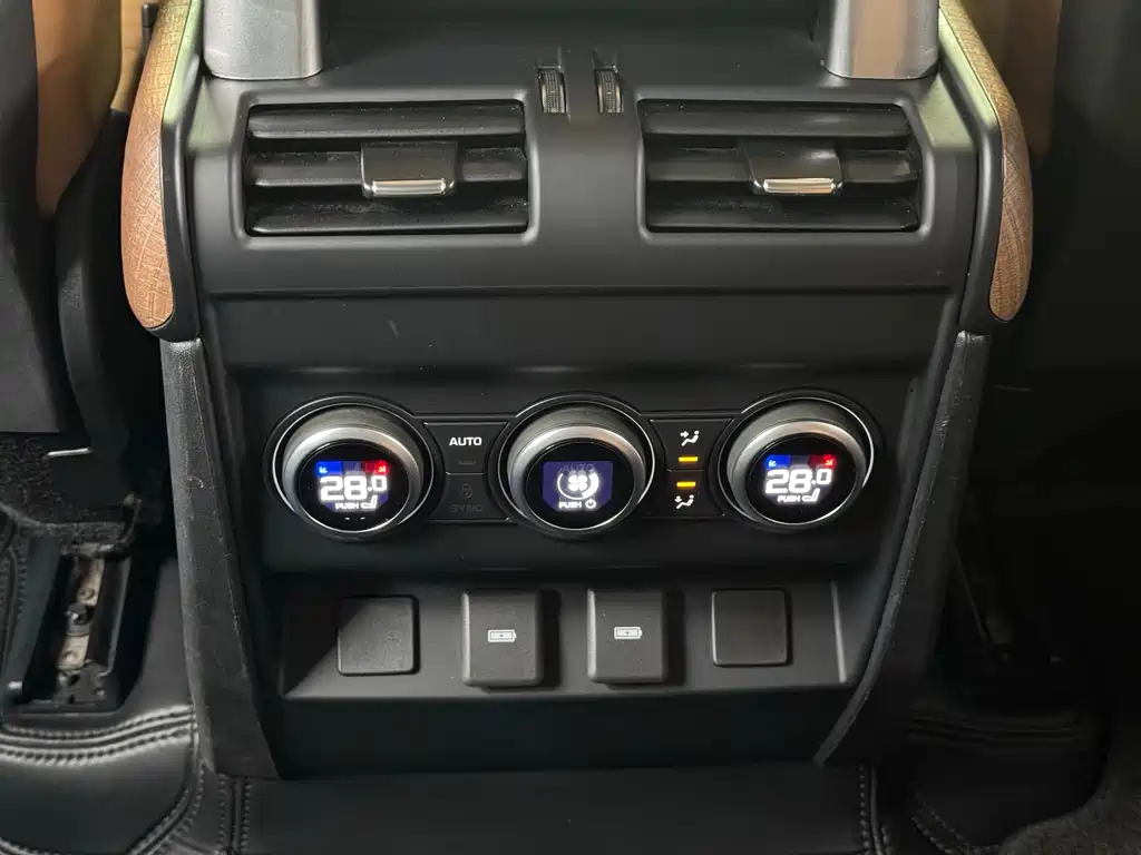 Land Rover Defender 2023 — фото 14