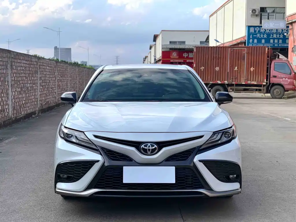 Toyota Camry 2022 — фото 2