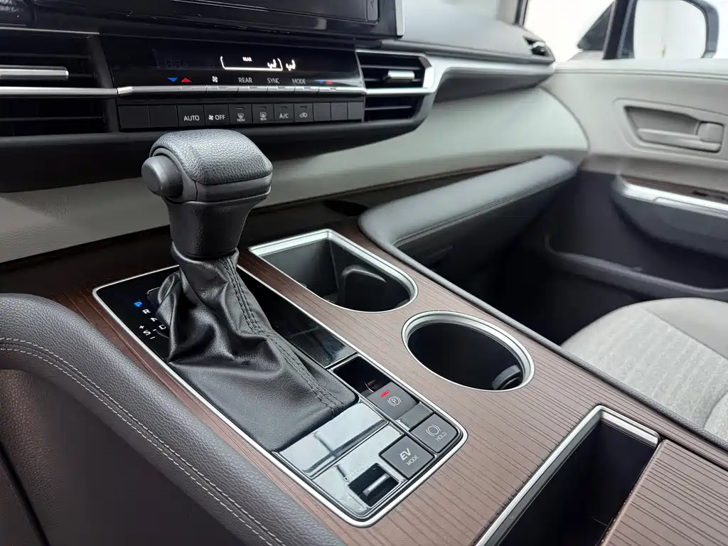 Toyota Sienna 2023 — фото 12